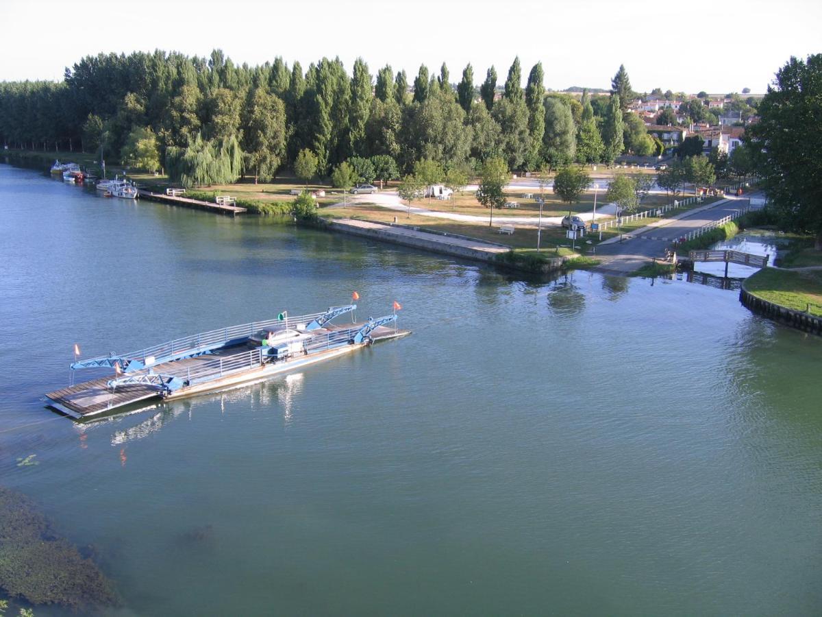 Camping Belle Riviere Chaniers Exterior photo