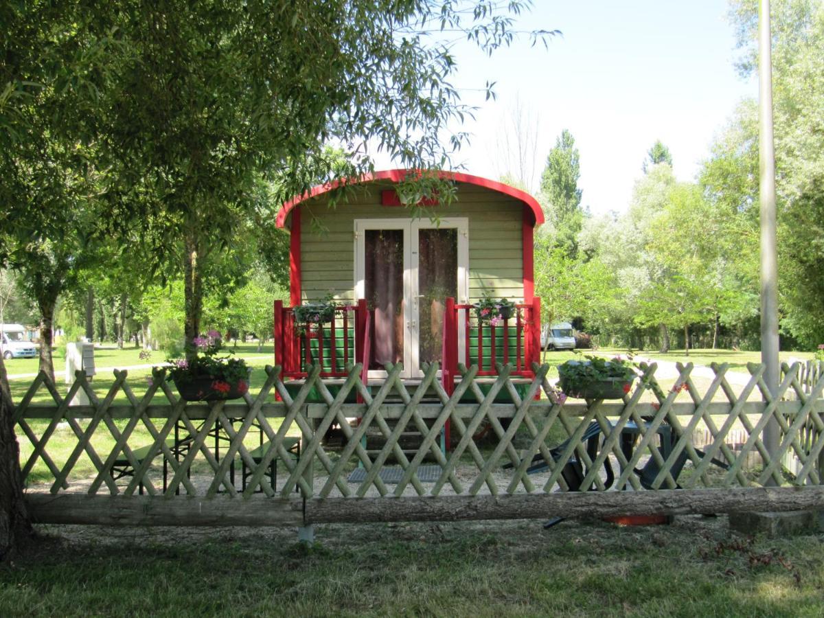 Camping Belle Riviere Chaniers Exterior photo